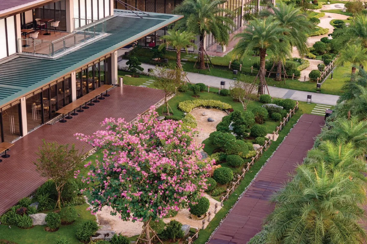 Sân vườn và lối đi trong khu tiện ích Izumi City