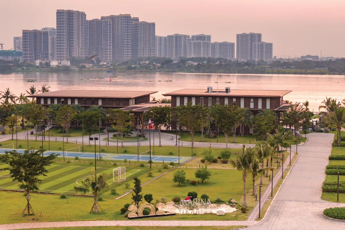 Sân cỏ và khu thể thao ven sông tại Izumi City