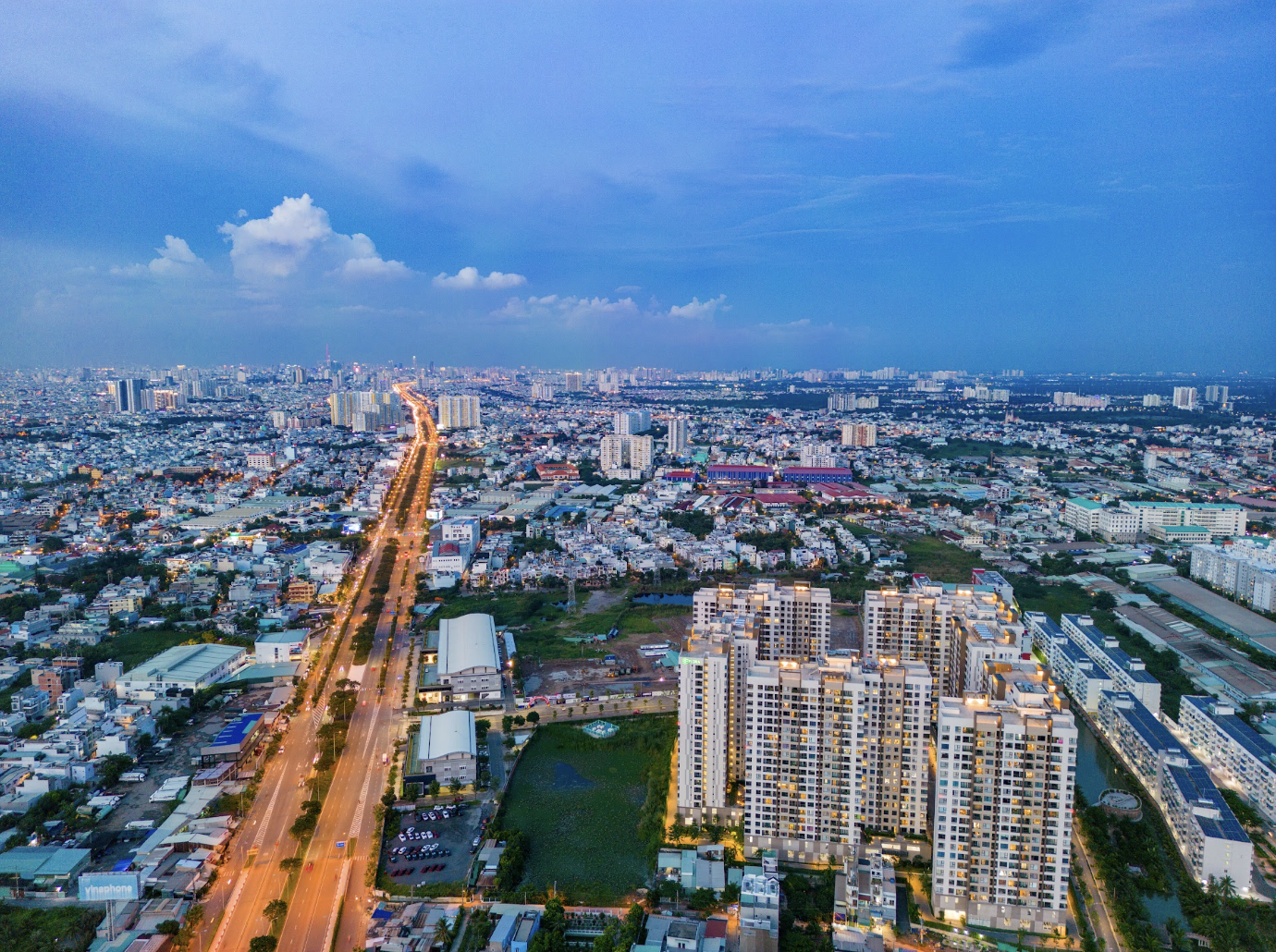 Toàn cảnh khu đô thị Nam Long nhìn từ trên cao về đêm, nằm cạnh tuyến đường lớn kết nối khu vực